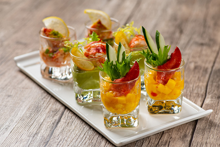 龍蝦配芒果莎莎醬、龍蝦牛油果沙律及龍蝦蟹肉蝦咯嗲