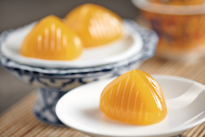 006b Kowloon Shangri-La - Shang Palace - Pomelo and mango crystal dumplings (3 pcs)
