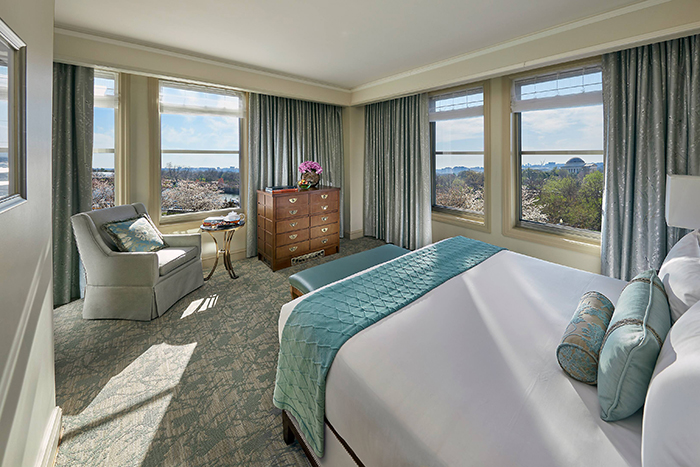 washington-2018-suite-executive-water-view-bedroom-2