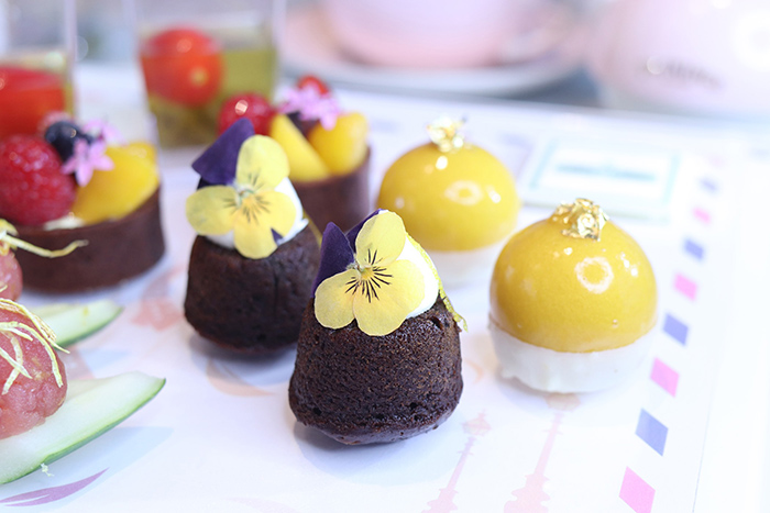 10 exquisite Twinings tea-flavoured delights are presented in a big postcard-shaped tray 10款以川寧茶葉入饌的茶味美點拼湊成明信片