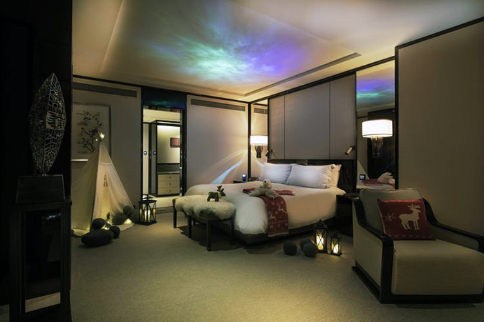 Festive-World-A-Nordic-Inspiration-Bedroom-Shot-Deluxe-Harbour-View-Suite-low-Res_img_750_h