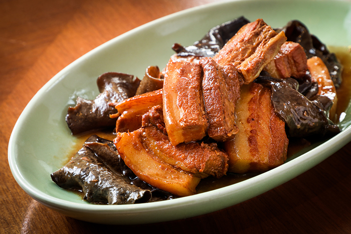 客家南乳燜豬肉木耳 Braised pork belly, fungi, preserved beancurd paste