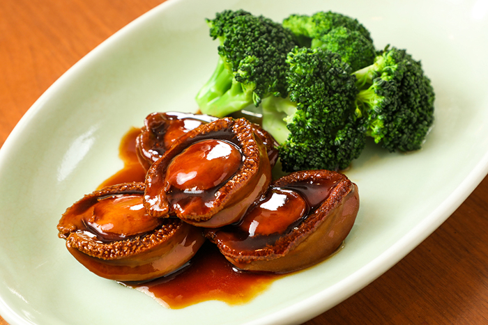 蠔皇扣原隻鮑魚 Braised whole abalone, oyster sauce