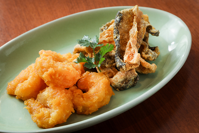 鹹蛋黃蝦球魚皮 Stir-fried prawns, salted egg yolk paste, crispy fish skin