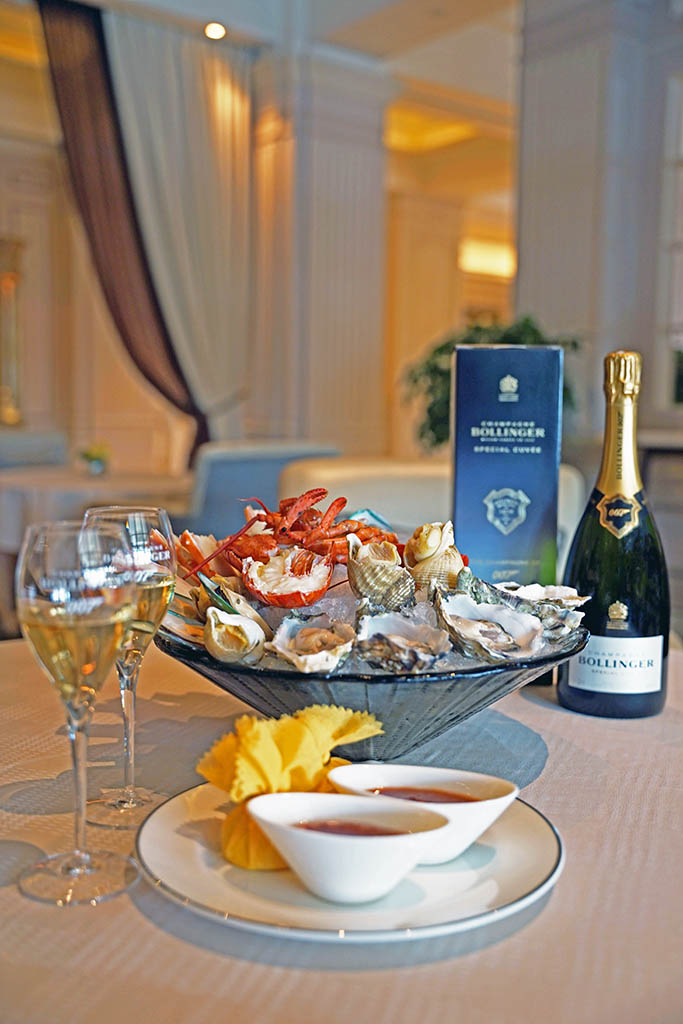Seafood on Ice Platter with Champagne Bollinger 2