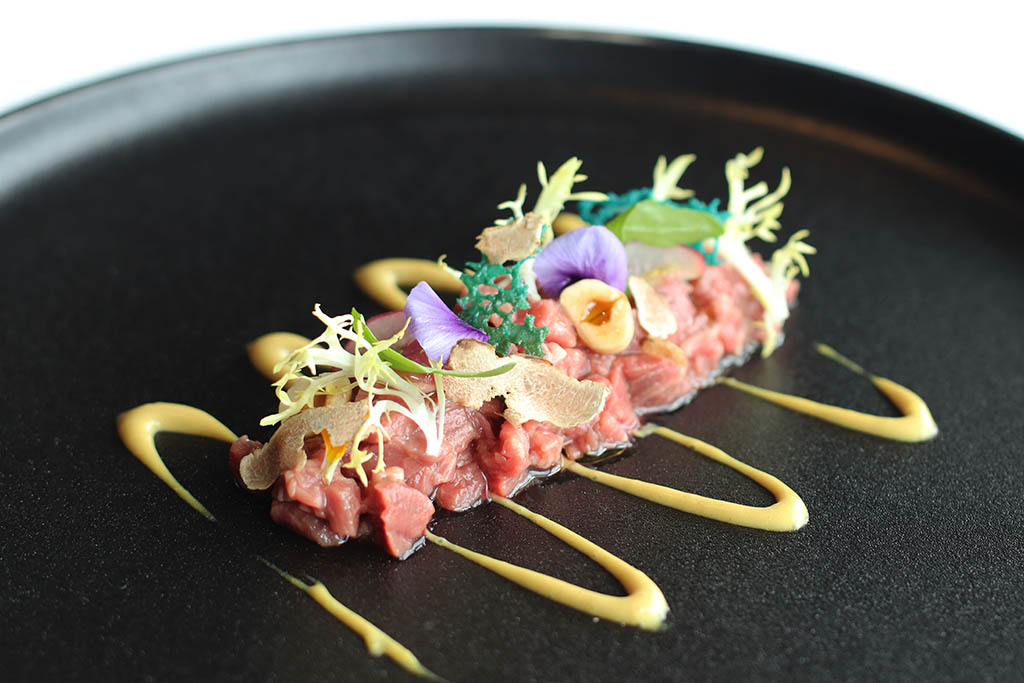 Italian Fassona Beef Tartare, Hazelnut, Truffle Dressing, Shaved White Truffle 意大利 Fassona牛肉他他伴榛子、松露汁及白松露